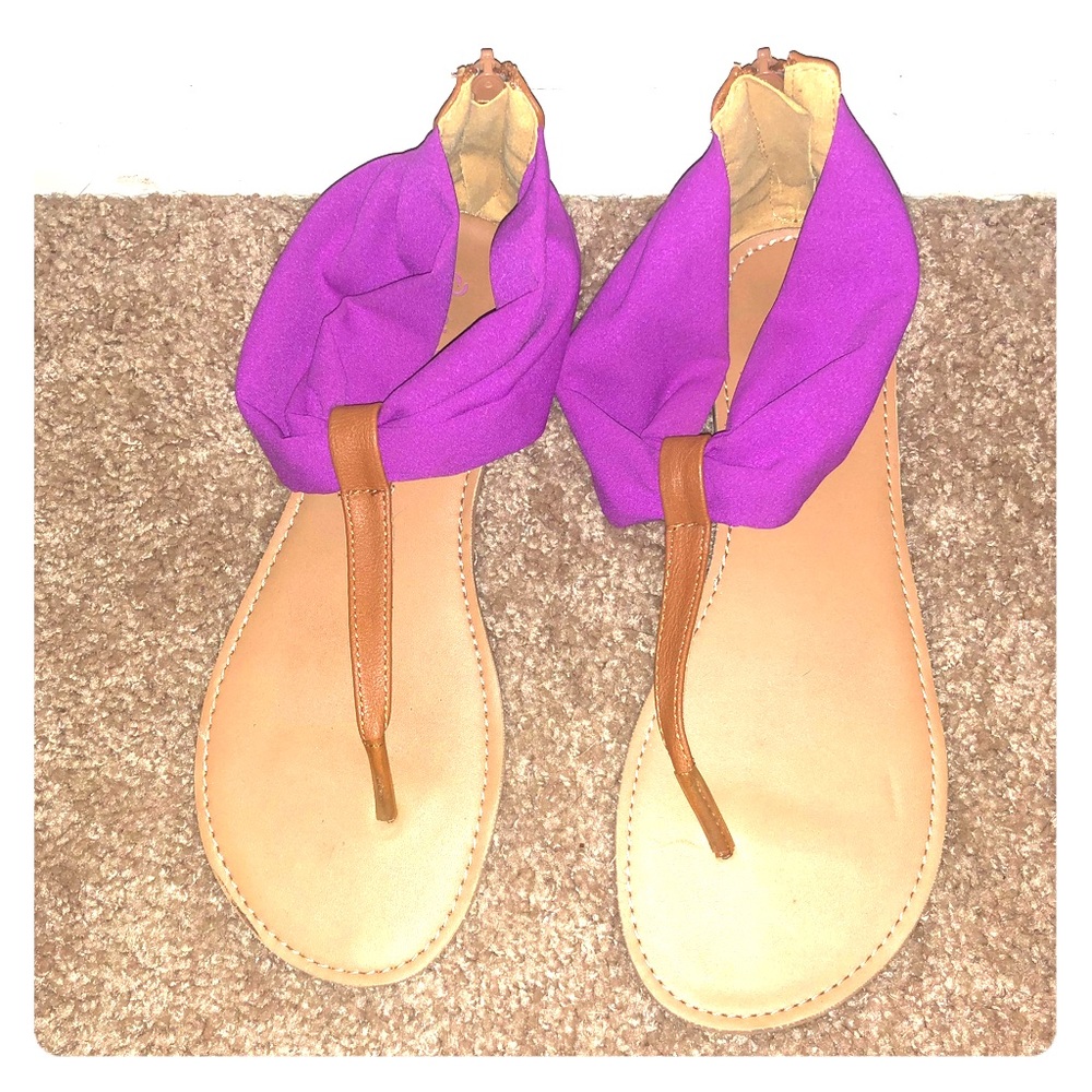 GUC thong magenta and tan sandals
